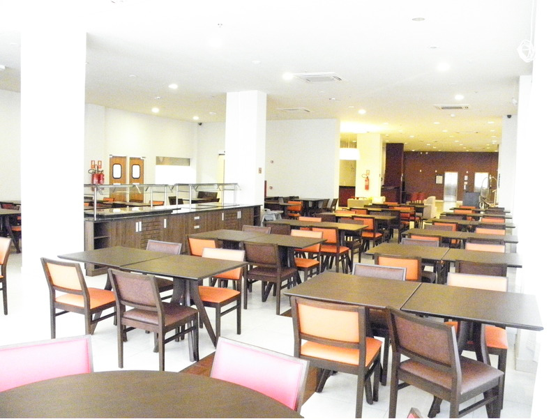 Espacio de encuentro y gastronomía en un hotel